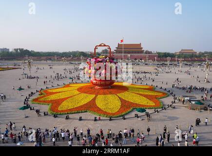 220926 -- BEIJING, Sept. 26, 2022 -- Photo taken on Sept. 25, 2022 shows a flower basket at Tian anmen Square in Beijing, capital of China. The 18-meter-tall display in the shape of a flower basket is placed at Tian anmen Square as a decoration for the upcoming National Day holiday.  CHINA-BEIJING-TIAN ANMEN SQUARE-FLOWER BASKET CN ChenxZhonghao PUBLICATIONxNOTxINxCHN Stock Photo