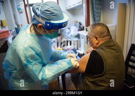 220926 -- BEIJING, Sept. 26, 2022 -- An elderly resident receives a shot of COVID-19 vaccine at home during a medical service for the elder in Dongcheng District of Beijing, capital of China, May 10, 2022.  Xinhua Headlines: Institutional strengths emerge in China s fight against COVID-19, economic slowdown ChenxZhonghao PUBLICATIONxNOTxINxCHN Stock Photo