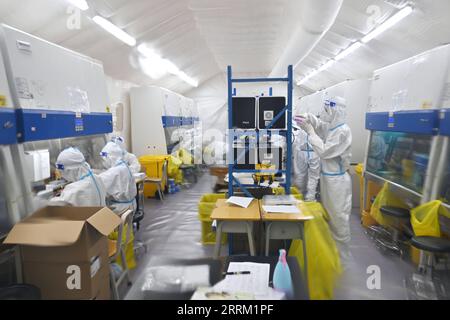 220926 -- BEIJING, Sept. 26, 2022 -- Medical workers from south China s Guangdong Province, aiding fight against the COVID-19 for Hainan, test nucleic acid samples in Sanya, south China s Hainan Province, Aug. 11, 2022.  Xinhua Headlines: Institutional strengths emerge in China s fight against COVID-19, economic slowdown GuoxCheng PUBLICATIONxNOTxINxCHN Stock Photo