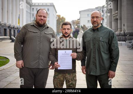 221001 -- KIEV, Oct. 1, 2022 -- Photo provided by the Ukrainian Presidential Office shows Ukrainian President Volodymyr Zelensky C presenting Ukraine s application for fast-track NATO membership on Sept. 30, 2022. Ukrainian Presidential Office/Handout via Xinhua UKRAINE-KIEV-ZELENSKY-NATO APPLICATION LixDongxu PUBLICATIONxNOTxINxCHN Stock Photo
