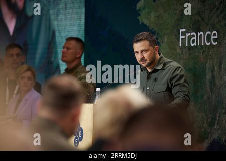 Kyiv, Ukraine. 08th Sep, 2023. Ukrainian President Volodymyr Zelenskyy delivers remarks at the 18th meeting of the Yalta European Strategy conference, September 8, 2023 in Kyiv, Ukraine. Credit: Ukraine Presidency/Ukrainian Presidential Press Office/Alamy Live News Stock Photo