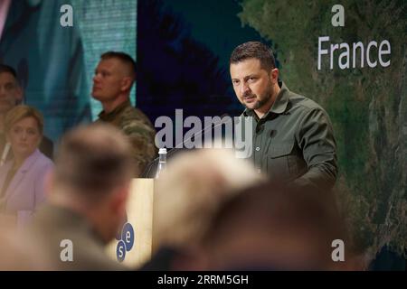 Kyiv, Ukraine. 08th Sep, 2023. Ukrainian President Volodymyr Zelenskyy delivers remarks at the 18th meeting of the Yalta European Strategy conference, September 8, 2023 in Kyiv, Ukraine. Credit: Ukraine Presidency/Ukrainian Presidential Press Office/Alamy Live News Stock Photo