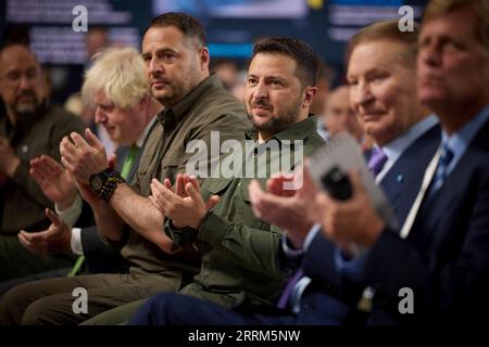 Kyiv, Ukraine. 08th Sep, 2023. Siting from left: Former British Prime Minister Boris Johnson, Ukrainian chief of presidential staff Andriy Yermak, and Ukrainian President Volodymyr Zelenskyy, applaud speakers at the 18th meeting of the Yalta European Strategy conference, September 8, 2023 in Kyiv, Ukraine. Credit: Ukraine Presidency/Ukrainian Presidential Press Office/Alamy Live News Stock Photo