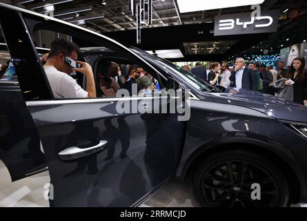 221018 -- PARIS, Oct. 18, 2022 -- People visit the BYD stand during the Paris Motor Show in Paris, France, Oct. 18, 2022. The 89th Paris Motor Show is held here from Oct. 17 to 23.  FRANCE-PARIS-PARIS MOTOR SHOW GaoxJing PUBLICATIONxNOTxINxCHN Stock Photo