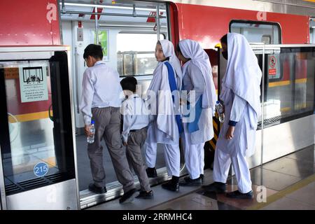 (221031) -- LAHORE, Oct. 31, 2022 (Xinhua) -- Students board an Orange ...