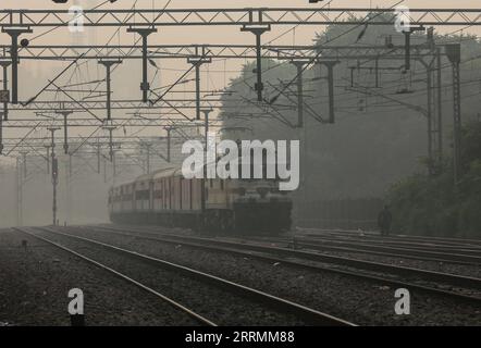 221105 -- NEW DELHI, Nov. 5, 2022 -- A train arrives at a station amid thick smog in New Delhi, India, Nov. 5, 2022.  INDIA-NEW DELHI-AIR POLLUTION-SMOG JavedxDar PUBLICATIONxNOTxINxCHN Stock Photo