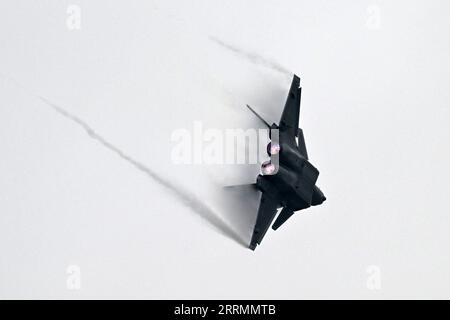 221107 -- GUANGZHOU, Nov. 7, 2022 -- A J-20 stealth fighter jet flies during a training for the upcoming 14th Airshow China in south China s Guangdong Province Nov. 5, 2022. The Chinese People s Liberation Army PLA Air Force will showcase an array of aircraft at the upcoming 14th Airshow China to be held from Nov. 8 to 13 in Zhuhai of Guangdong Province, a PLA Air Force spokesperson said on Sunday. Photo by /Xinhua CHINA-GUANGDONG-AIRSHOW-PREPARATION CN YuxHongchun PUBLICATIONxNOTxINxCHN Stock Photo