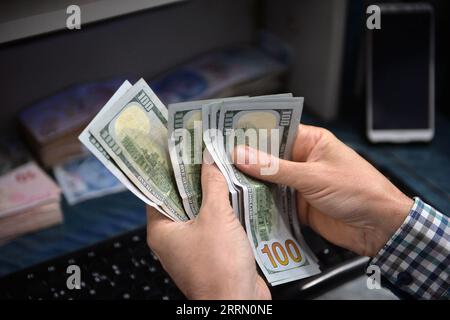 221125 -- ANKARA, Nov. 25, 2022 -- A teller counts banknotes at an exchange office in Ankara, T¹rkiye, Nov. 24, 2022. The Turkish central bank ended the easing cycle in benchmark rate with the last cut by 150 basis points to 9 percent on Thursday. Photo by /Xinhua TRKIYE-ANKARA-EASING CYCLE-HALT MustafaxKaya PUBLICATIONxNOTxINxCHN Stock Photo