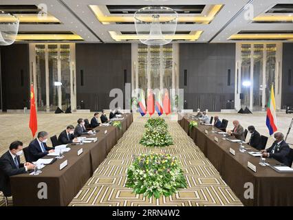 221209 -- RIYADH, Dec. 9, 2022 -- Chinese President Xi Jinping meets with his Comorian counterpart Azali Assoumani in Riyadh, Saudi Arabia, Dec. 9, 2022.  SAUDI ARABIA-RIYADH-XI JINPING-COMOROS-PRESIDENT-MEETING YuexYuewei PUBLICATIONxNOTxINxCHN Stock Photo