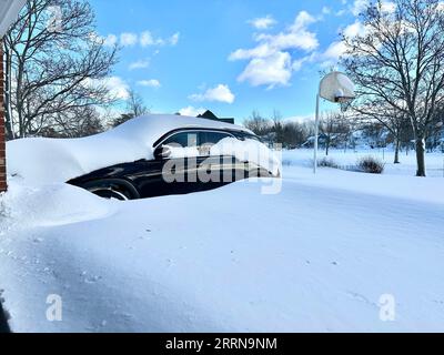 221226 -- NEW YORK, Dec. 26, 2022  -- A vehicle is partially buried by snow in Amherst, Erie County, New York State, the United States, Dec. 25, 2022. A major winter storm has taken at least 23 lives across the United States as of Saturday evening, according to NBC News. The media outlet reported that deaths had occurred in the states of Oklahoma, Kentucky, Missouri, Tennessee, Wisconsin, Kansas, Nebraska, Ohio, New York, Colorado, and Michigan. Photo by Xuehong Lyu/ U.S.-NEW YORK-WINTER STORM Xinhua PUBLICATIONxNOTxINxCHN Stock Photo