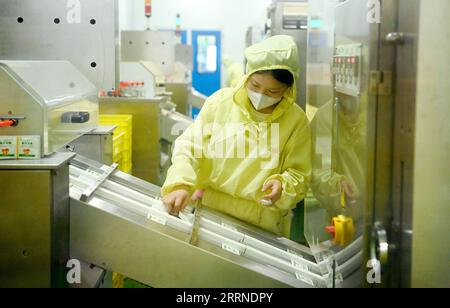 230105 -- XI AN, Jan. 5, 2023 -- An employee works at a pharmaceutical company in Xi an, northwest China s Shaanxi Province, Jan. 4, 2023. Pharmaceutical companies and medical equipment companies are working to meet the public needs for anti-COVID-19 supplies.  CHINA-SHAANXI-XI AN-MEDICINE-MEDICAL EQUIPMENT-SUPPLY CN LiuxXiao PUBLICATIONxNOTxINxCHN Stock Photo