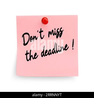 Note with reminder Don't Miss The Deadline attached to white wall Stock Photo