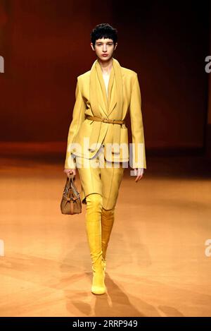 Bilder des Jahres 2023, Entertainment 03 März Entertainment Themen der Woche KW09 Entertainment Bilder des Tages 230305 -- PARIS , March 5, 2023 -- A model presents a creation by Hermes as part of its Fall/Winter 2023/2024 pret-a-porter collections during the Paris Fashion Week, in Paris, France, on March 4, 2023. /Handout via Xinhua FRANCE-PARIS-FASHION WEEK-HERMES MeetEurope PUBLICATIONxNOTxINxCHN Stock Photo