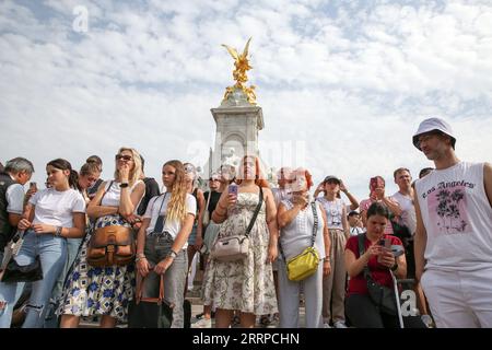 London, UK. 9th Sep, 2023. People gather for the changing of the guard outside Buckingham Palace on the first anniversary of Britain's Queen Elizabeth II's death, in London, Britain, Sept. 8, 2023. Credit: Xinhua/Alamy Live News Stock Photo