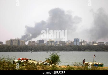 Bilder des Jahres 2023, News 04 April News Themen der Woche KW15 News Bilder des Tages  230415 -- KHARTMOU, April 15, 2023 -- This photo taken on April 15, 2023 shows smoke rising in Khartoum, capital of Sudan. Heavy gunfire was heard on Saturday in Sudanese capital, Khartoum. Photo by /Xinhua SUDAN-KHARTOUM-GUNFIRE-SMOKE MohamedxKhidir PUBLICATIONxNOTxINxCHN Stock Photo