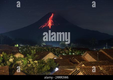 Bilder des Jahres 2023, News 05 Mai News Themen der Woche KW18 News Bilder des Tages 230501 -- MAGELANG, May 1, 2023 -- Mount Merapi volcano spews volcanic materials, as seen from Srumbung village in Magelang, Central Java, Indonesia, May 1, 2023. Photo by /Xinhua INDONESIA-MAGELANG-MOUNT MERAPI-ERUPTION PriyoxUtomo PUBLICATIONxNOTxINxCHN Stock Photo