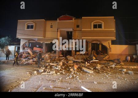 News Bilder des Tages 230509 -- GAZA, May 9, 2023 -- Palestinians inspect a damaged house following an Israeli airstrike, in the southern Gaza Strip city of Rafah, May 9, 2023. Photo by /Xinhua MIDEAST-GAZA-RAFAH-AIRSTRIKE KhaledxOmar PUBLICATIONxNOTxINxCHN Stock Photo