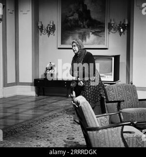 Sturm im Wasserglas, Spielfilm nach dem Bühnenstück von Bruno Frank, Deutschland 1960, Regie: Josef von Baky, Darsteller: Therese Giehse Stock Photo