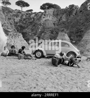 Ein Käfer gibt Vollgas, Filmkomödie, Deutschland/Schweiz 1972, Regie: Rudolf Zehetgruber, Crew mit Dudu am Strand Stock Photo