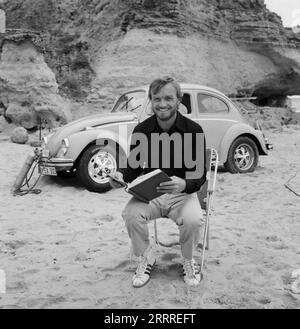 Ein Käfer gibt Vollgas, Filmkomödie, Deutschland/Schweiz 1972, Regisseur Rudolf Zehetgruber mit Dudu und Drehbuch am Strand Stock Photo