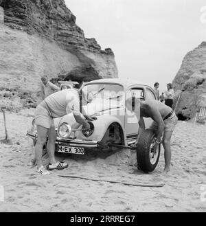 Ein Käfer gibt Vollgas, Filmkomödie, Deutschland/Schweiz 1972, Regie: Rudolf Zehetgruber, Technikcrew bereitet Dudu vor. Stock Photo