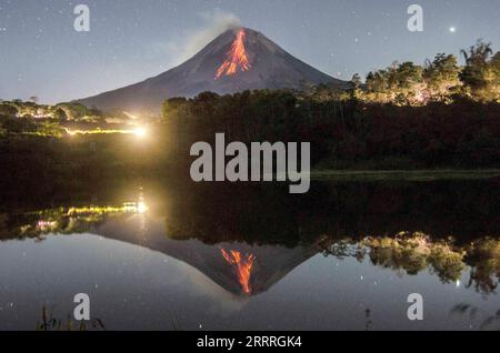 Bilder des Jahres 2023, News 05 Mai News Themen der Woche KW21 News Bilder des Tages 230528 -- MAGELANG, May 28, 2023 -- This long exposure photo shows volcanic materials spewing from Mount Merapi volcano, as seen from Srumbung village in Magelang, Central Java, Indonesia, on May 28, 2023. Photo by /Xinhua INDONESIA-MAGELANG-MOUNT MERAPI-ERUPTION AgungxSupriyanto PUBLICATIONxNOTxINxCHN Stock Photo