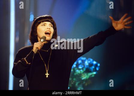 Mireille Mathieu, französische Sängerin, bei einem Auftritt auf der Bühne, Deutschland 1998. Stock Photo