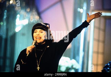 Mireille Mathieu, französische Sängerin, bei einem Auftritt auf der Bühne, Deutschland 1998. Stock Photo