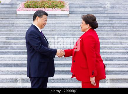 China, Xi Jinping trifft Honduras Präsidentin Iris Xiomara Castro Sarmiento in Peking  230612 -- BEIJING, June 12, 2023 -- Chinese President Xi Jinping holds a welcoming ceremony for President of the Republic of Honduras Iris Xiomara Castro Sarmiento at the square outside the east entrance of the Great Hall of the People prior to their talks in Beijing, capital of China, June 12, 2023. Xi held talks with Castro, who is on a state visit to China, in Beijing on Monday.  CHINA-BEIJING-XI JINPING-HONDURAN PRESIDENT-CASTRO-TALKS CN HuangxJingwen PUBLICATIONxNOTxINxCHN Stock Photo