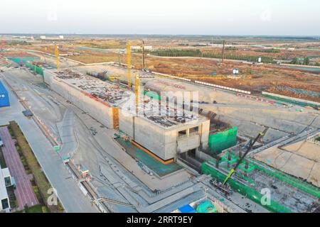 China, Baufortschritte im Gebiet Xiong 230707 -- XIONG AN, July 7, 2023 -- This aerial photo taken on July 4, 2023 shows the construction site of the financial island station on an express line linking Xiong an with Beijing Daxing International Airport R1 line in the start-up area in Xiong an New Area, north China s Hebei Province. China announced plans to establish the Xiong an New Area on April 1, 2017, located about 100 km southwest of Beijing, aiming to build the area into a national model of high-quality development and a new engine for the modern economic system. The Political Bureau of Stock Photo