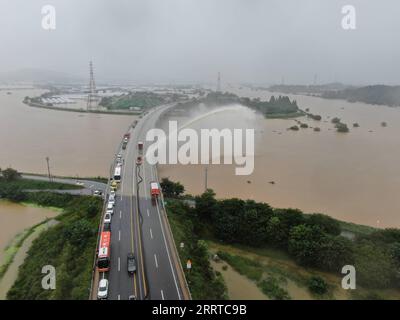 230715 -- SEOUL, July 15, 2023 -- Staff members conduct drainage work at an underpass in Cheongju of North Chungcheong Province, South Korea, July 15, 2023. Heavy rains in South Korea had left at least seven people dead, three missing and seven others injured, Yonhap news agency said Saturday citing relevant authorities.  via Xinhua SOUTH KOREA-HEAVY RAINS-DEATH TOLL NEWSIS PUBLICATIONxNOTxINxCHN Stock Photo