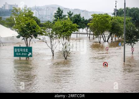 230716 -- SEOUL, July 16, 2023 -- This photo taken on July 16, 2023 shows the flooded Banpo Hangang Park in Seoul, South Korea. The Death toll from the torrential rains over the past week in South Korea rose to 33, while 10 others were missing, relevant authorities said on Sunday. According to the central disaster and safety countermeasure headquarters, 33 people had been found dead in southeastern North Gyeongsang province and central Chungcheong province.  via Xinhua SOUTH KOREA-HEAVY RAINS-DEATH TOLL NEWSIS PUBLICATIONxNOTxINxCHN Stock Photo