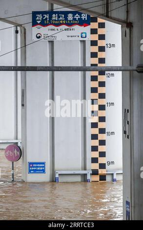 230716 -- SEOUL, July 16, 2023 -- This photo taken on July 16, 2023 shows the water level in the Hangang River in Seoul, South Korea. The Death toll from the torrential rains over the past week in South Korea rose to 33, while 10 others were missing, relevant authorities said on Sunday. According to the central disaster and safety countermeasure headquarters, 33 people had been found dead in southeastern North Gyeongsang province and central Chungcheong province.  via Xinhua SOUTH KOREA-HEAVY RAINS-DEATH TOLL NEWSIS PUBLICATIONxNOTxINxCHN Stock Photo