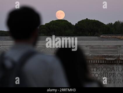 230731 -- ROME, July 31, 2023 -- People watch the moon rising over Rome, Italy, on July 31, 2023. Photo by /Xinhua ITALY-ROME-MOON AlbertoxLingria PUBLICATIONxNOTxINxCHN Stock Photo