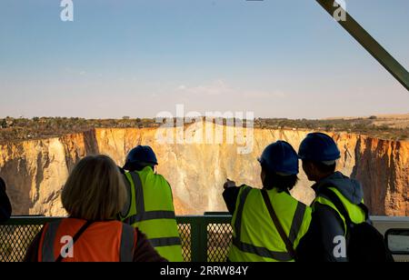 230814 -- GAUTENG, Aug. 14, 2023 -- Tourists view the Cullinan Big Hole at the Cullinan mine in Cullinan of Gauteng, South Africa, Aug. 13, 2023.  SOUTH AFRICA-GAUTENG-CULLINAN-DIAMOND ZhangxYudong PUBLICATIONxNOTxINxCHN Stock Photo