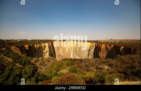 230814 -- GAUTENG, Aug. 14, 2023 -- This photo taken on Aug. 13, 2023 shows the Cullinan Big Hole at the Cullinan mine in Cullinan of Gauteng, South Africa.  SOUTH AFRICA-GAUTENG-CULLINAN-DIAMOND ZhangxYudong PUBLICATIONxNOTxINxCHN Stock Photo