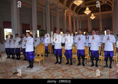 230822 -- PHNOM PENH, Aug. 22, 2023 -- Cambodia s new Prime Minister Hun Manet C, front, along with his newly-approved cabinet members, takes an oath at the Royal Palace in Phnom Penh, Cambodia, on Aug. 22, 2023. Hun Manet was sworn in as the new Cambodian prime minister for a five-year term 2023-2028 on Tuesday after winning a vote of confidence in the parliament. TO GO WITH Roundup: Hun Manet sworn in as Cambodia s new prime minister CAMBODIA-PHNOM PENH-PM-HUN MANET-SWEARING-IN CEREMONY WuxChangwei PUBLICATIONxNOTxINxCHN Stock Photo