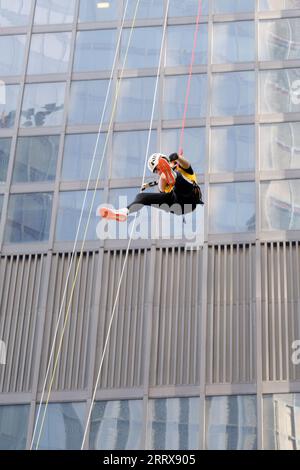 City of London, London, UK. 9th Sep 2023. The London Landmarks Skyscraper Challenge, with people running to the 42nd floor of The Cheesegrater then either abseiling down the Cheesegrater or zipwire to the Gherkin. Credit: Matthew Chattle/Alamy Live News Stock Photo