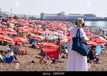 London, England, UK. 9th Sep, 2023. Crowds pack the beach in Brighton as the UK sees the longest September heatwave ever. (Credit Image: © Vuk Valcic/ZUMA Press Wire) EDITORIAL USAGE ONLY! Not for Commercial USAGE! Credit: ZUMA Press, Inc./Alamy Live News Stock Photo