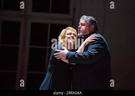 Nina Stemme (Isolde), Stephen Gould (Tristan) in TRISTAN UND ISOLDE by Wagner at The Royal Opera, Covent Garden, London WC2  05/12/2014     conductor: Antonio Pappano  design: Johannes Leiacker  lighting: Olaf Winter  director: Christof Loy Stock Photo