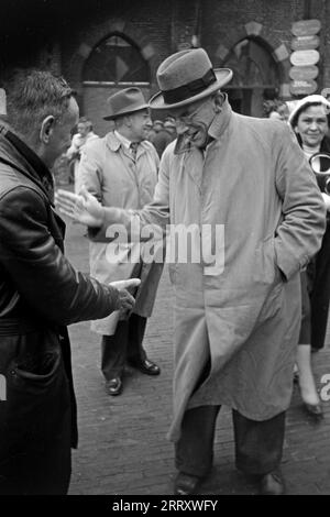 Zwei Männer schlagen ein auf dem Käsemarkt von Alkmaar, 1955. Two men shake hands at the cheese market in Alkmaar, 1955. Stock Photo