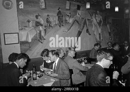 Gäste speisen in einem Pariser Lokal, 1962. Guests dining in a Parisian restaurant, 1962. Stock Photo