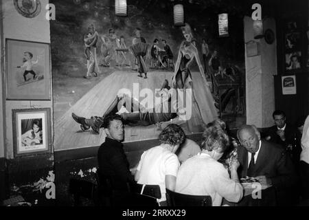 Gäste speisen in einem Pariser Lokal, 1962. Guests dining in a Parisian restaurant, 1962. Stock Photo