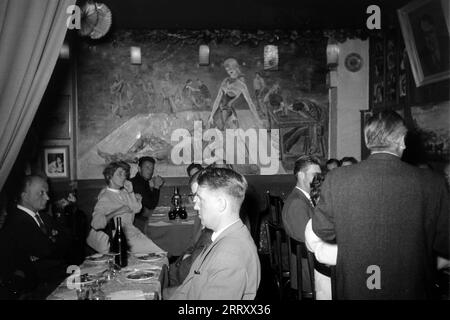 Gäste speisen in einem Pariser Lokal, 1962. Guests dining in a Parisian restaurant, 1962. Stock Photo