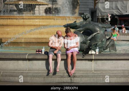 London, UK. 09 September 2023. UK Weather - Londoners and Tourists  enjoy sunshine and hot conditions at Trafalgar Square as temperatures hit 32°C. Credit: Waldemar Sikora / Alamy Live News Stock Photo