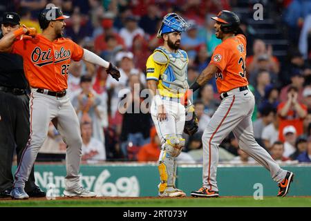Baltimore, MD, USA; Baltimore Orioles center fielder Aaron Hicks (34)  readies to hit during an MLB game against the Cleveland Guardians on  Wednesday Stock Photo - Alamy