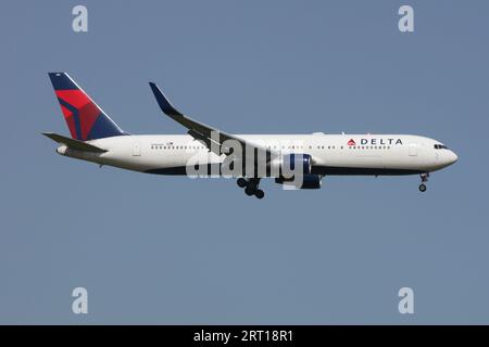 A Boeing 767-300 of Delta Airlines approaching London Gatwick Airport ...