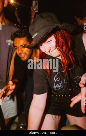 London Dj Duo, Joy Anonymous, hosted a spontaneous set outside Tate Modern Stock Photo