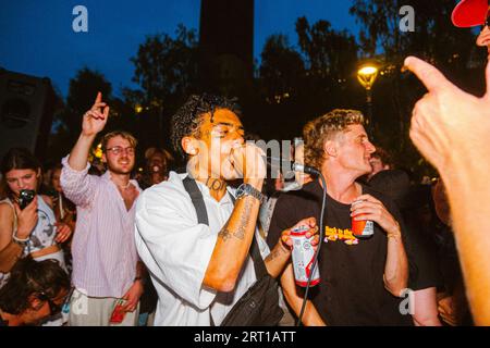 London Dj Duo, Joy Anonymous, hosted a spontaneous set outside Tate Modern Stock Photo