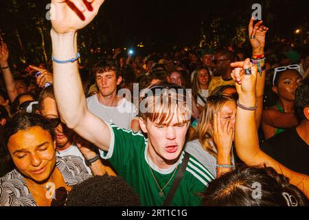 London Dj Duo, Joy Anonymous, hosted a spontaneous set outside Tate Modern Stock Photo